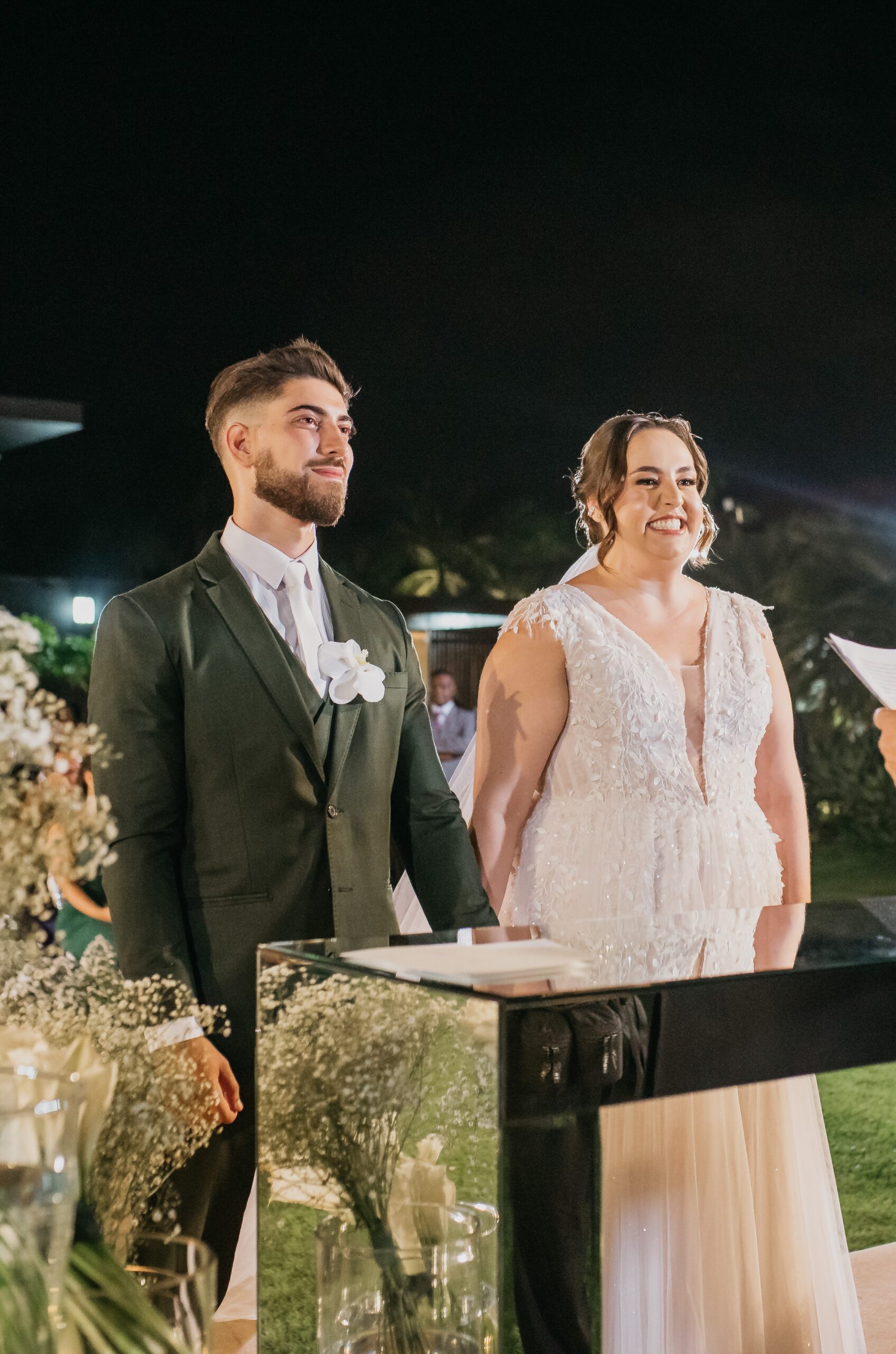 Casal feliz com seu convite de casamento feito em belo horizonte
